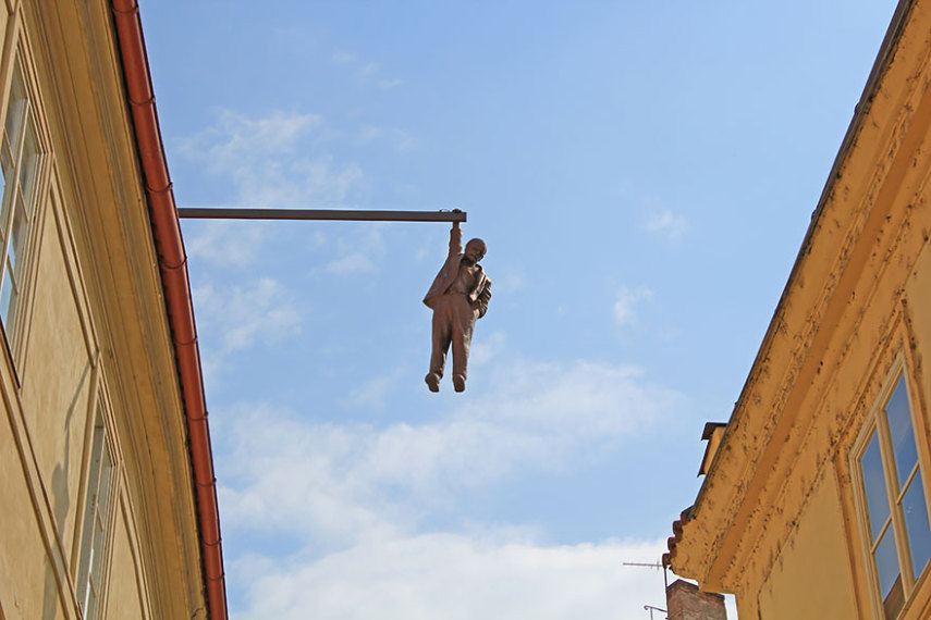 Escultura 'Man Hanging Out'