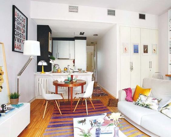 O que é mais importante para você: uma mesa de jantar ou uma escrivaninha? Em apartamentos pequenos, a dica é pensar nos ambientes que realmente importam na sua vida. Não dá para ter tudo - muito menos numa kitnet