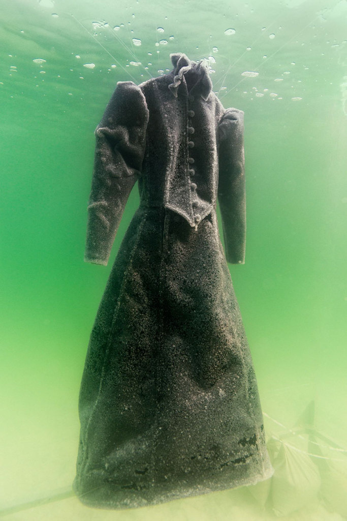 O artista israelense Sigalit Landau deixou um vestido submerso no Mar Morto por 2 anos. O resultado está exposto em um museu de Londres