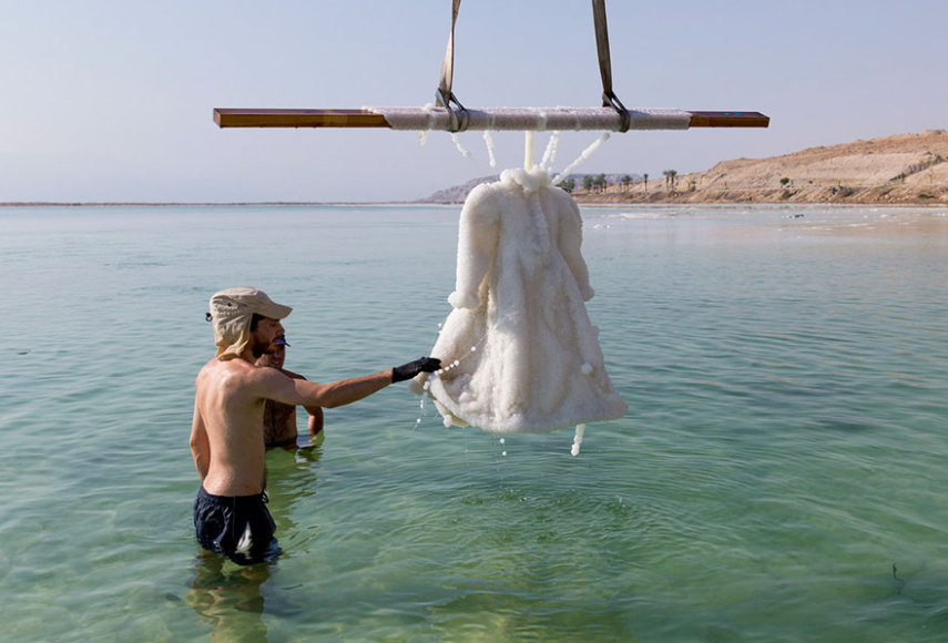 O artista israelense Sigalit Landau deixou um vestido submerso no Mar Morto por 2 anos. O resultado está exposto em um museu de Londres