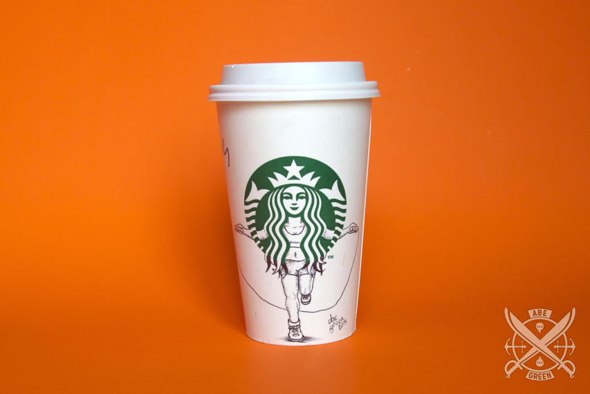 O ilustrador Abe Green resolveu desenhar no copo em que tinha acabado de tomar café e começou uma série incrível de ilustrações chamada A Vida Secreta da Sereia do Starbucks