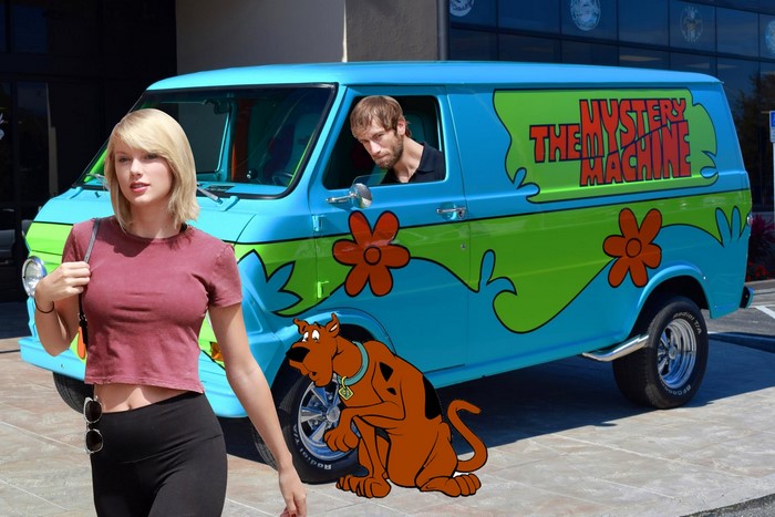 Homem foi fotografado observando Taylor Swift passar e a internet respondeu com uma batalha de memes