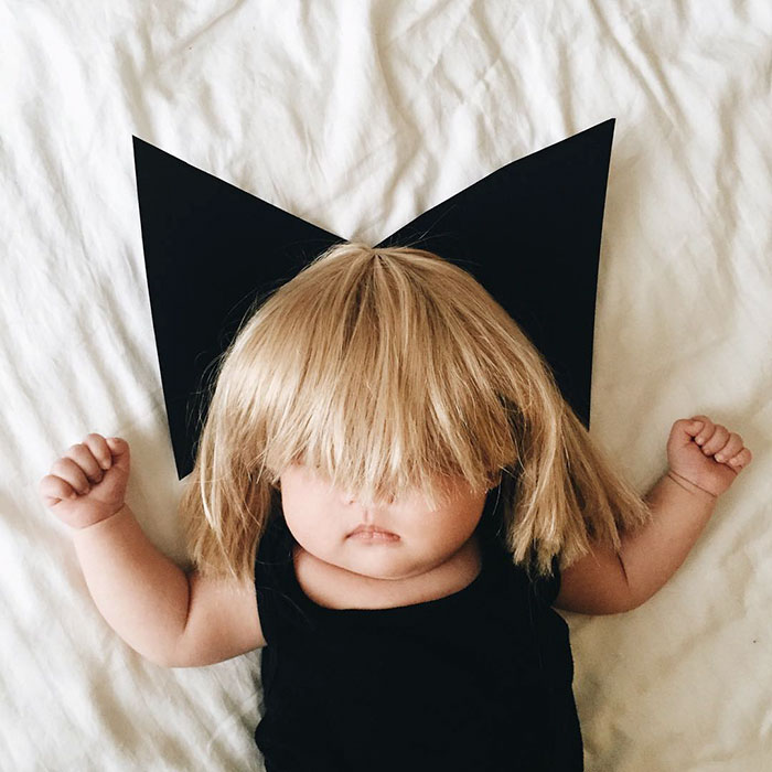 Enquanto Joey Marie, de 4 meses, dorme, a mãe veste a criança dos mais variados personagens e transforma o bebê no cosplayer mais fofo que a internet já viu