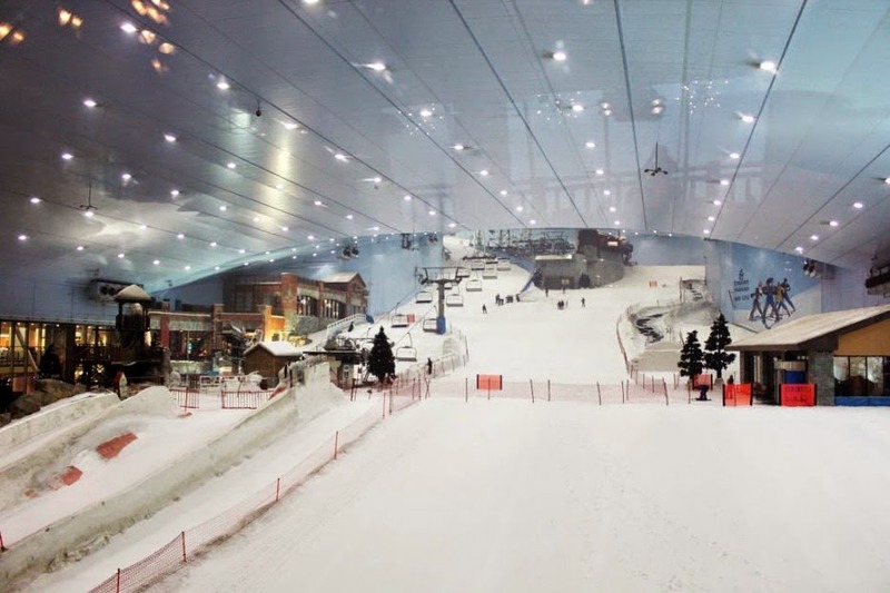 O Ski Dubai é um dos maiores resorts de ski indoor do mundo, com 22.500 metros quadrados de área de patinação interna