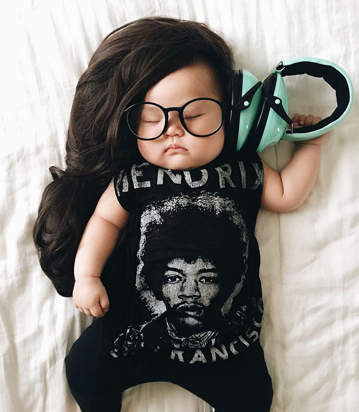 Enquanto Joey Marie, de 4 meses, dorme, a mãe veste a criança dos mais variados personagens e transforma o bebê no cosplayer mais fofo que a internet já viu