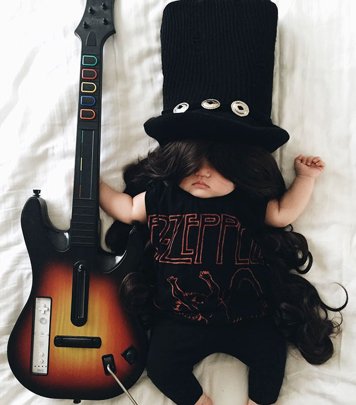 Enquanto Joey Marie, de 4 meses, dorme, a mãe veste a criança dos mais variados personagens e transforma o bebê no cosplayer mais fofo que a internet já viu