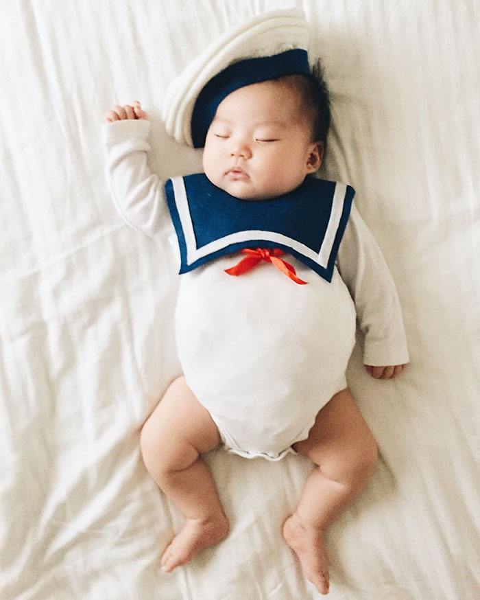 Enquanto Joey Marie, de 4 meses, dorme, a mãe veste a criança dos mais variados personagens e transforma o bebê no cosplayer mais fofo que a internet já viu