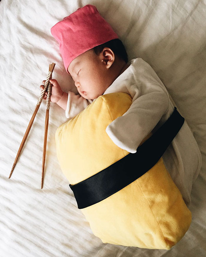 Enquanto Joey Marie, de 4 meses, dorme, a mãe veste a criança dos mais variados personagens e transforma o bebê no cosplayer mais fofo que a internet já viuEnquanto Joey Marie, de 4 meses, dorme, a mãe veste a criança dos mais variados personagens e transforma o bebê no cosplayer mais fofo que a internet já viu