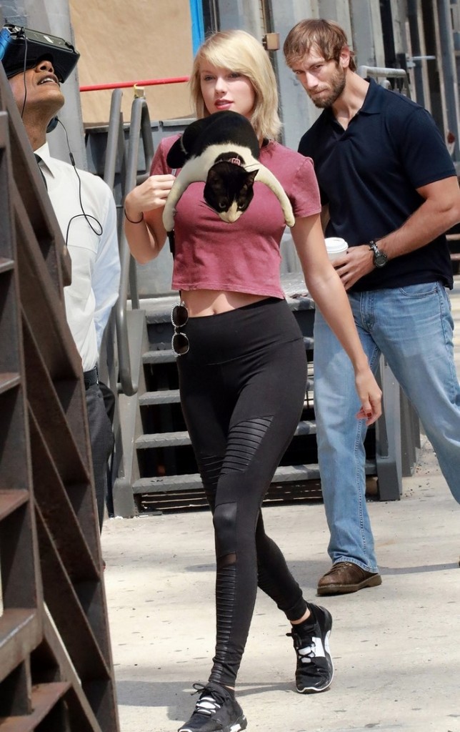 Homem foi fotografado observando Taylor Swift passar e a internet respondeu com uma batalha de memes