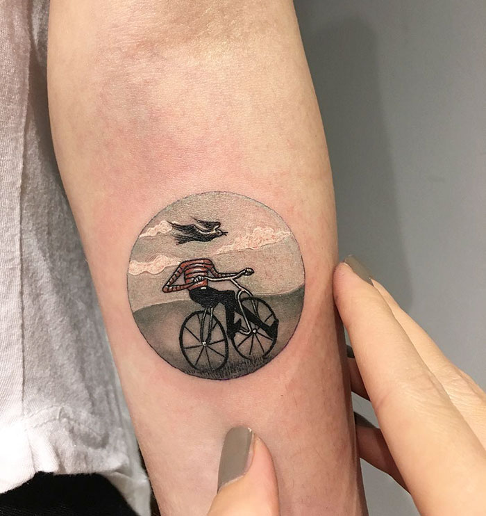A tatuadora turca cria mundos incríveis e lindos dentro de círculos