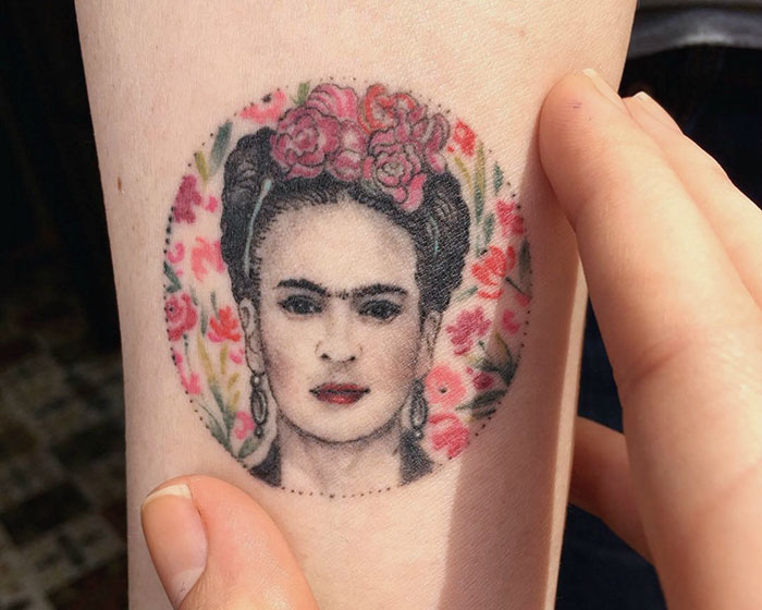 A tatuadora turca cria mundos incríveis e lindos dentro de círculos