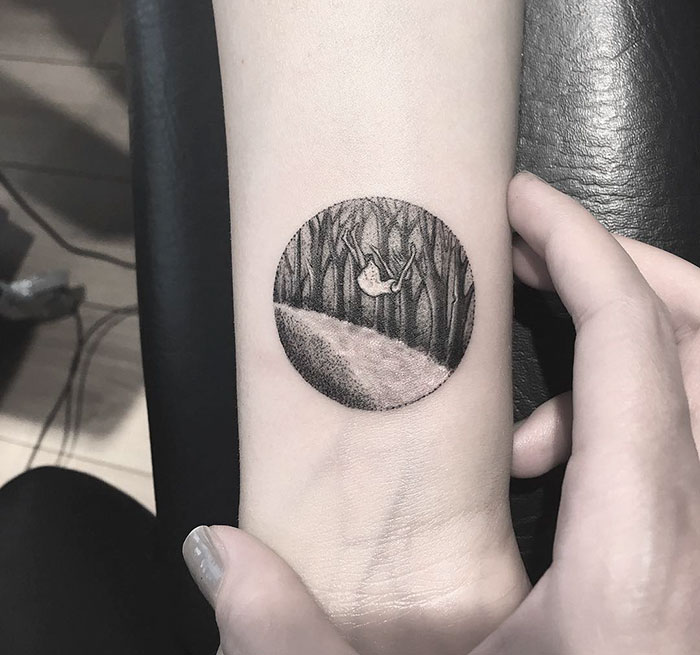 A tatuadora turca cria mundos incríveis e lindos dentro de círculos