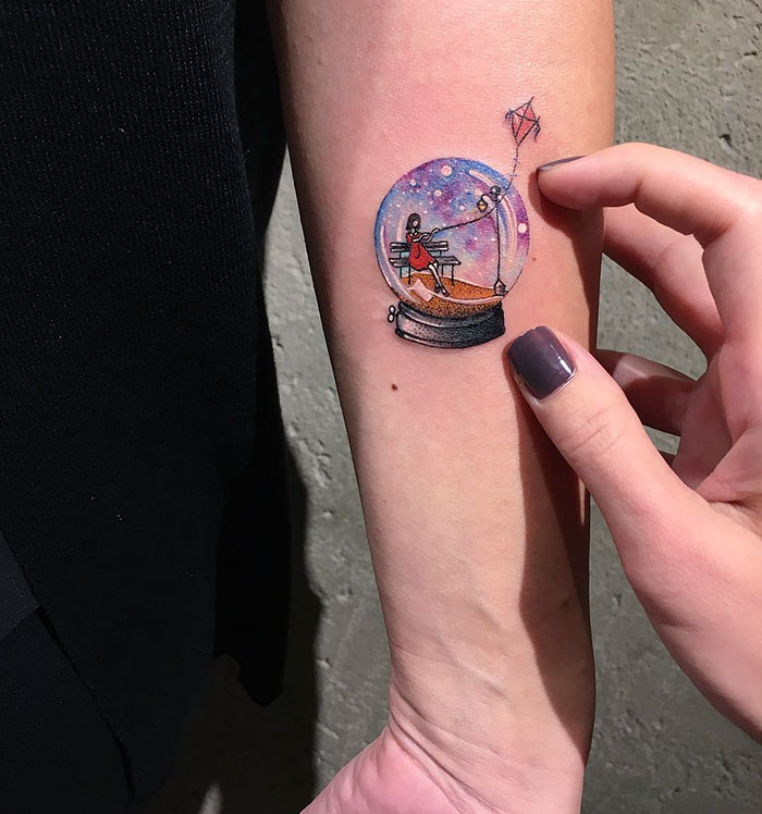 A tatuadora turca cria mundos incríveis e lindos dentro de círculos