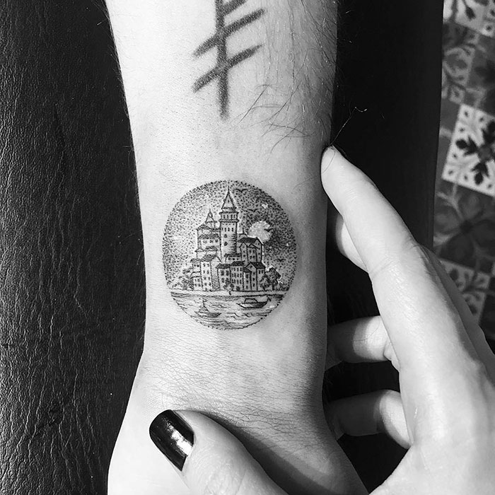A tatuadora turca cria mundos incríveis e lindos dentro de círculos