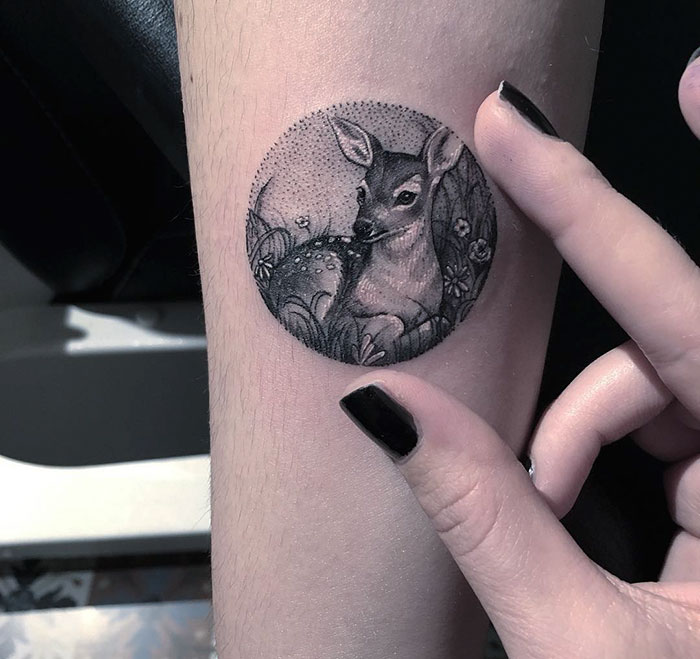 A tatuadora turca cria mundos incríveis e lindos dentro de círculos