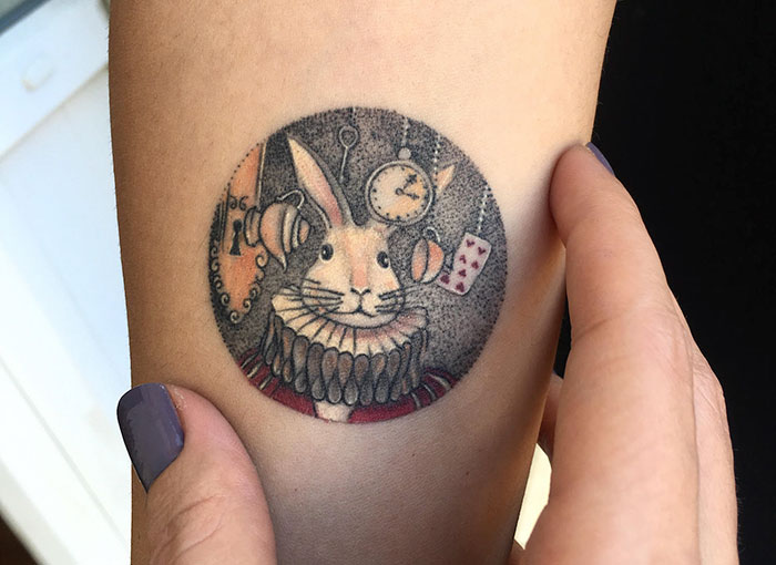 A tatuadora turca cria mundos incríveis e lindos dentro de círculos