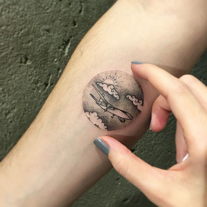 A tatuadora turca cria mundos incríveis e lindos dentro de círculos