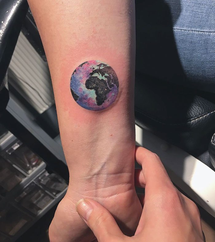 A tatuadora turca cria mundos incríveis e lindos dentro de círculos