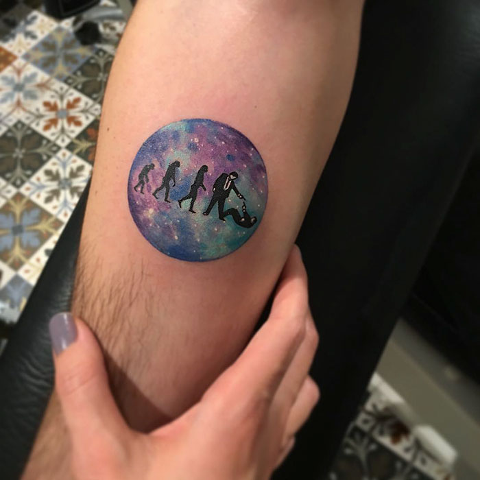 A tatuadora turca cria mundos incríveis e lindos dentro de círculos
