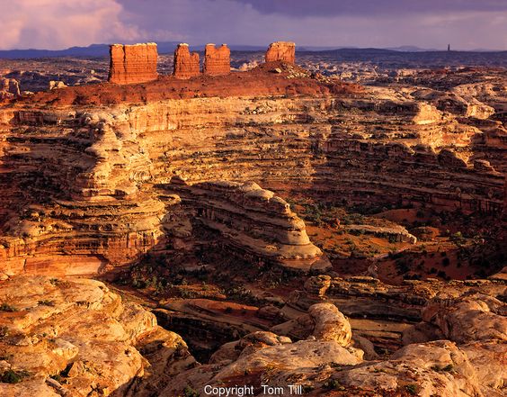 The Maze, O Labirinto em português, fica dentro do Parque Nacional de Canyonlands, em Utah, nos Estados Unidos. A trilha é cheia de caminhos entre formações rochosas e são desafiadores para quem se arrisca neles. Há vários caminhos sem saídas e se perder pode ser simples