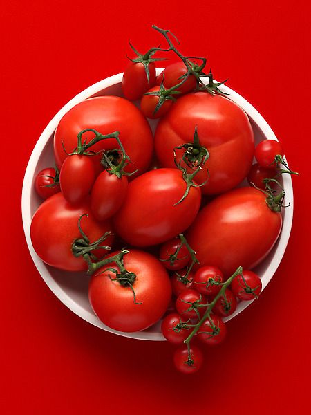 Os tomates vão perdendo seu sabor suculento e natural conforme ficam mais e mais gelados. O melhor é deixá-los em temperatura ambiente, sem adiar o consumo