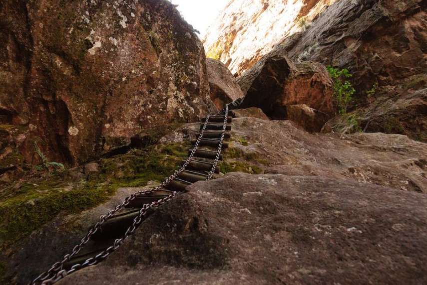 A trilha passa perto da Cordilheira Drakensberg. É uma trilha linda, mas está entre as mais perigosas do mundo, porque ao longo do caminho é preciso transpor quedas de pedras, penhascos e desfiladeiros a 3 mil metros de altura