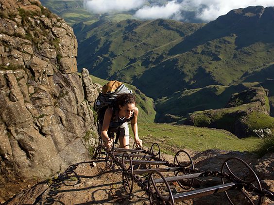 A trilha passa perto da Cordilheira Drakensberg. É uma trilha linda, mas está entre as mais perigosas do mundo, porque ao longo do caminho é preciso transpor quedas de pedras, penhascos e desfiladeiros a 3 mil metros de altura