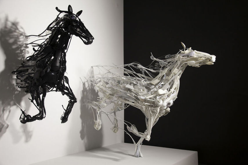 Sayaka Ganz é uma artista que usa materiais de plástico usados para fazer esculturas de animais que são cheios de movimento