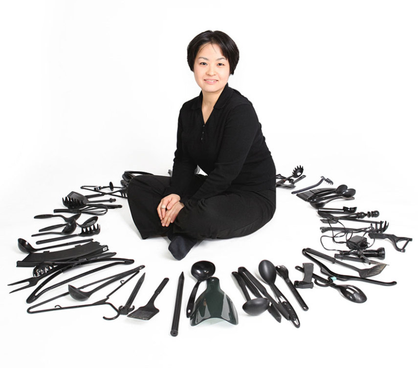 Sayaka Ganz é uma artista que usa materiais de plástico usados para fazer esculturas de animais que são cheios de movimento