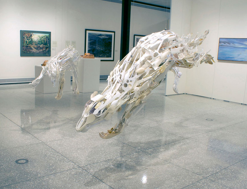 Sayaka Ganz é uma artista que usa materiais de plástico usados para fazer esculturas de animais que são cheios de movimento