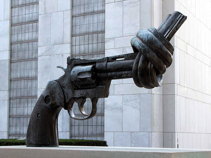 Escultura ' The Knotted Gun'