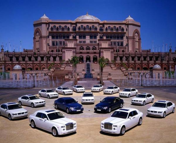 Isso aqui é só uma casa de um dos milhonários/bilionários de Dubai. Achou simples e modesta? Nós também!