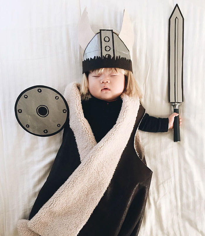 Enquanto Joey Marie, de 4 meses, dorme, a mãe veste a criança dos mais variados personagens e transforma o bebê no cosplayer mais fofo que a internet já viu