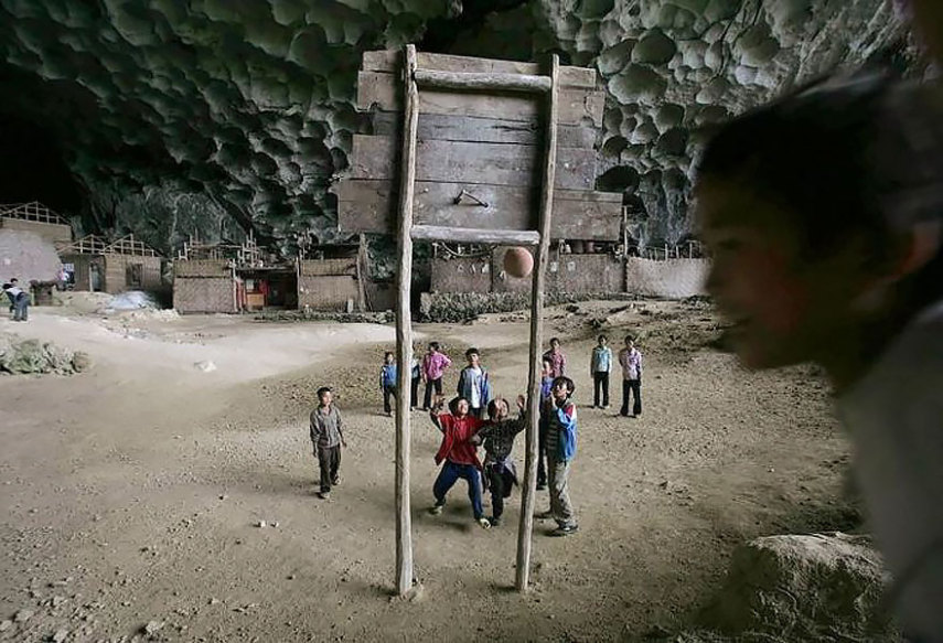 Cerca de 100 pessoas vivem na vila, que fica na China. Para acessar o local, é necessário pelo menos uma hora de escalada