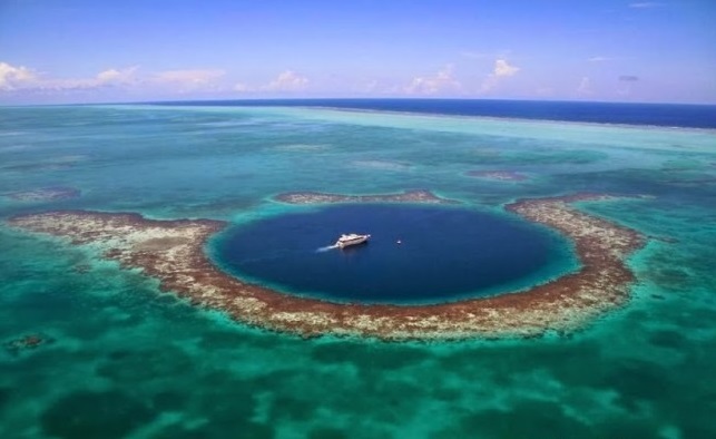 Este é um dos mais famosos buracos azuis do mundo. Localizado a 70km do continente, é conhecido como “O Grande Buraco Azul” e faz parte do Sistema de Reserva da Barreira de Recifes do Belize. Tem 124m de profundidade e 300m de diâmetro. Ele é muito visitado por mergulhadores profissionais que sonham com suas águas transparentes e em poder ver de perto vários animais, inclusive algumas espécies de tubarões.