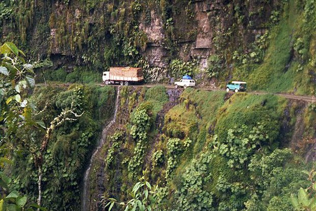 Nome bem apropriado para a estreita estrada que liga a região dos Yungas a La Paz, capital da Bolívia. O 