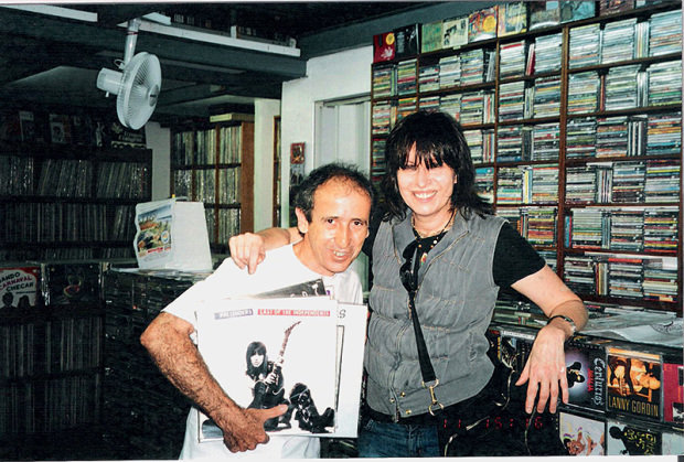 Em 2004, a vocalista do The Pretenders se mudou para um apartamento no edifício do Copan, em São Paulo, para tocar com o brasileiro Moreno Veloso, filho de Caetano.