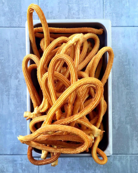 A doceria The Loop fica em Westminster, na Califórnia, e inventou esta sobremesa incrível: churros gigante com cobertura e sorvete! <3