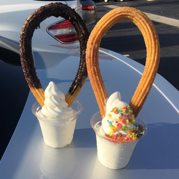 A doceria The Loop fica em Westminster, na Califórnia, e inventou esta sobremesa incrível: churros gigante com cobertura e sorvete! <3