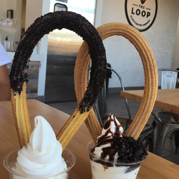 A doceria The Loop fica em Westminster, na Califórnia, e inventou esta sobremesa incrível: churros gigante com cobertura e sorvete! <3