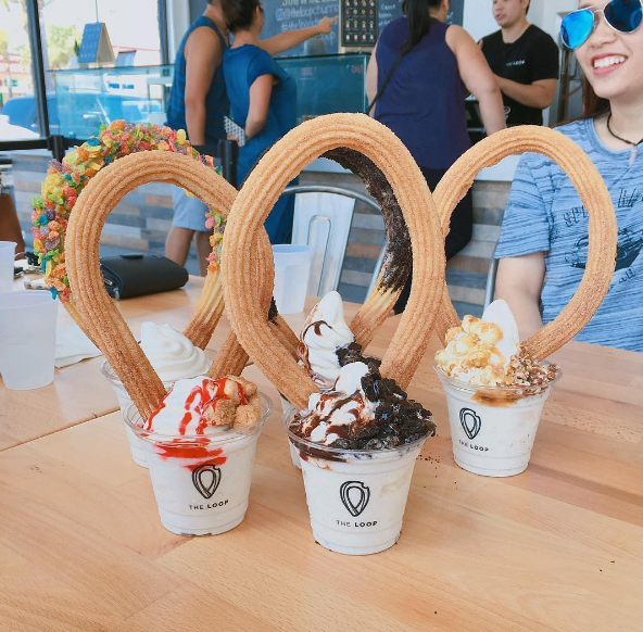 A doceria The Loop fica em Westminster, na Califórnia, e inventou esta sobremesa incrível: churros gigante com cobertura e sorvete! <3