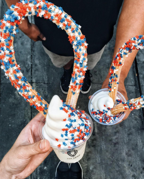 A doceria The Loop fica em Westminster, na Califórnia, e inventou esta sobremesa incrível: churros gigante com cobertura e sorvete! <3