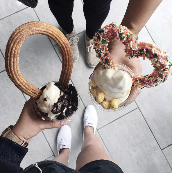 A doceria The Loop fica em Westminster, na Califórnia, e inventou esta sobremesa incrível: churros gigante com cobertura e sorvete! <3