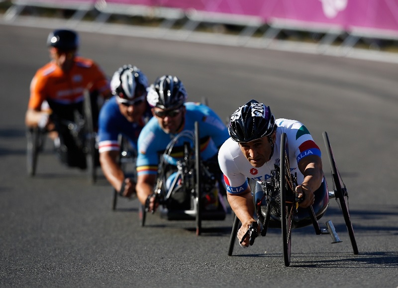 Com as mãos, atletas superam as limitações físicas para controlar as bicicletas personalizadas nessa modalidade, que existe desde Nova York/Stoke Mandeville 1984. 33 ouros estarão em disputa na Rio 2016.