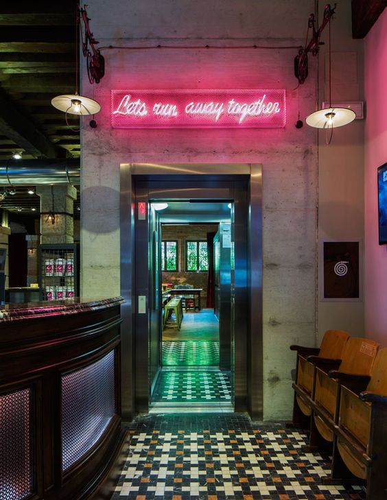 Letreiros em neon com frases e desenhos saíram só dos bares e ganharam as salas, cozinhas e até banheiros das casas e apartamentos como detalhe lindo na decoração. Inspire-se!