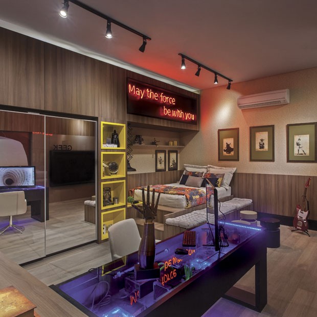 Letreiros em neon com frases e desenhos saíram só dos bares e ganharam as salas, cozinhas e até banheiros das casas e apartamentos como detalhe lindo na decoração. Inspire-se!