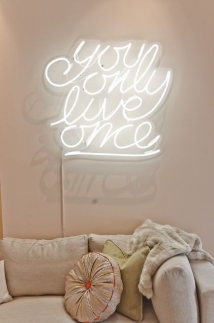 Letreiros em neon com frases e desenhos saíram só dos bares e ganharam as salas, cozinhas e até banheiros das casas e apartamentos como detalhe lindo na decoração. Inspire-se!