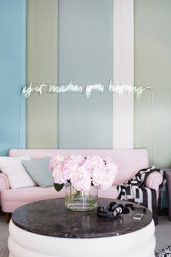 Letreiros em neon com frases e desenhos saíram só dos bares e ganharam as salas, cozinhas e até banheiros das casas e apartamentos como detalhe lindo na decoração. Inspire-se!