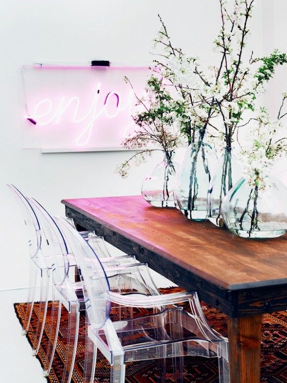Letreiros em neon com frases e desenhos saíram só dos bares e ganharam as salas, cozinhas e até banheiros das casas e apartamentos como detalhe lindo na decoração. Inspire-se!