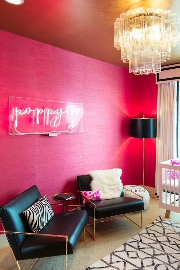 Letreiros em neon com frases e desenhos saíram só dos bares e ganharam as salas, cozinhas e até banheiros das casas e apartamentos como detalhe lindo na decoração. Inspire-se!